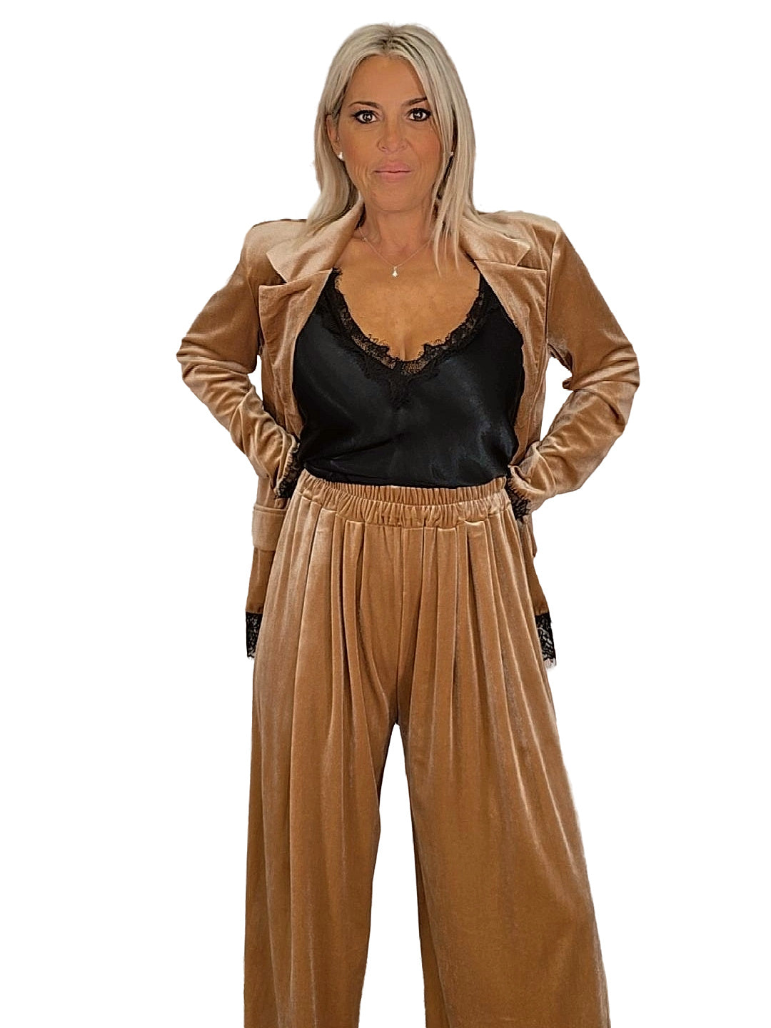 Fato de veludo com renda