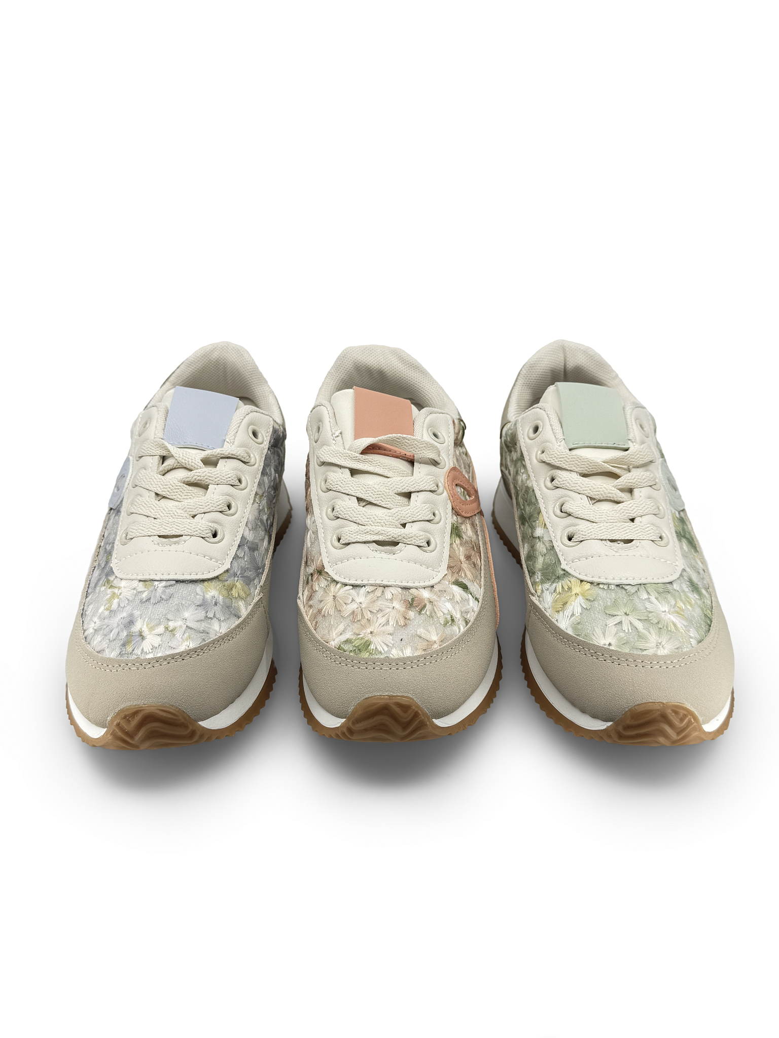 TÊNIS RETRÓ COM ESTAMPA DE FLOR