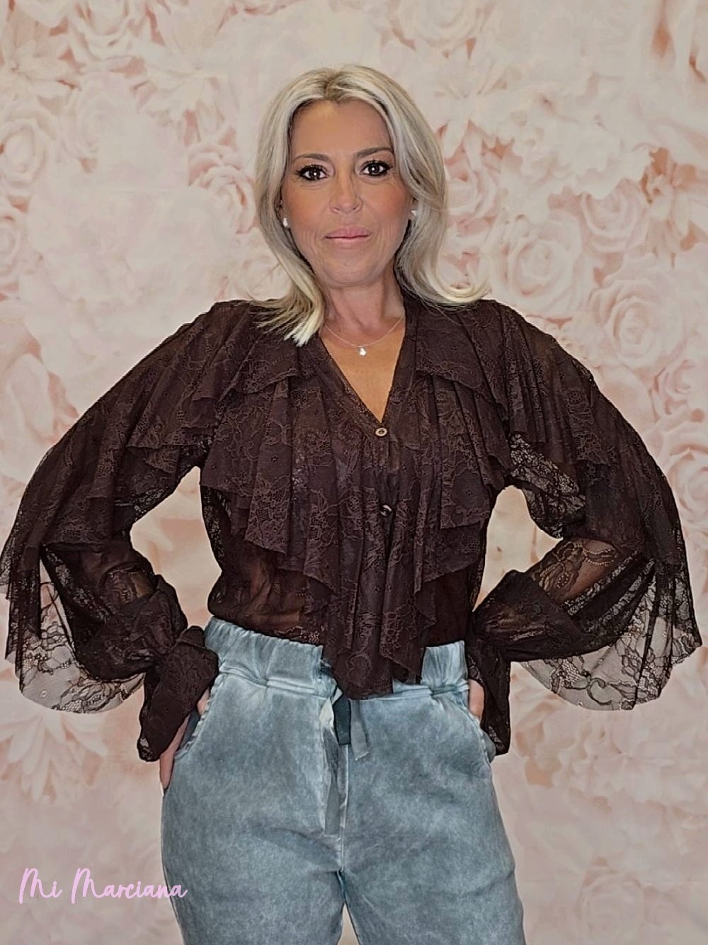 BLUSA ENCAJE ESCOTE PICO VOLANTES - Mi Marciana