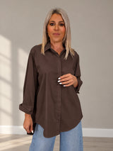 Camisa lisa asimétrica en color marron
