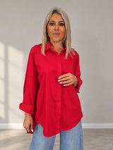 Camisa lisa asimétrica en color rojo