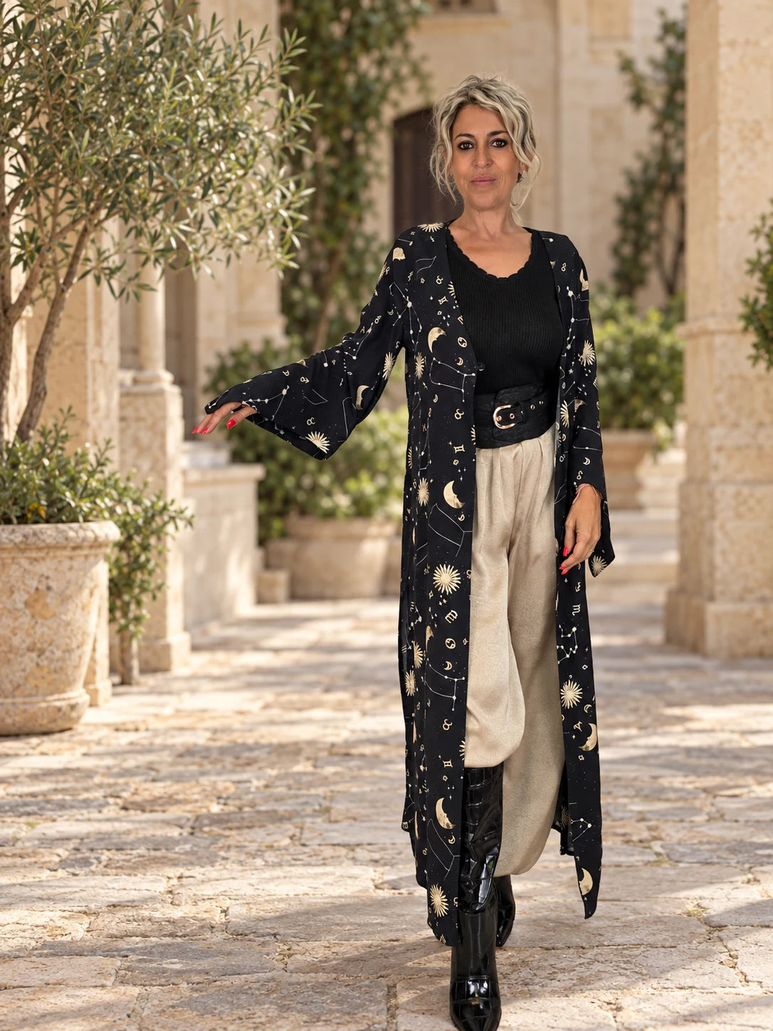CHAQUETA CONSTELACION — Carol con fondo de patio de piedra