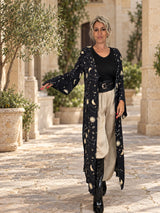 CHAQUETA CONSTELACION — Carol con fondo de patio de piedra