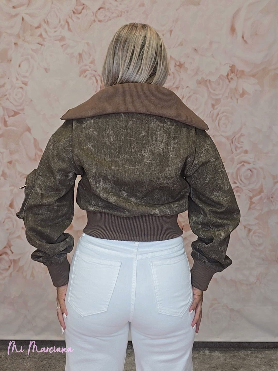 CHAQUETA DENIM LAVADA BOLSILLOS MARRÓN - Mi Marciana