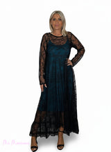 VESTIDO LONGO EM RENDA COM BABADOS CONTRASTANTES JOT