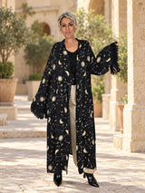 KIMONO CONSTELACION FLECOS — Carol con fondo de patio de piedra