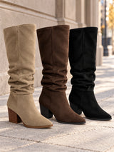 Bota cowboy arrugada en kaki, marrón y negro en un entorno urbano natural