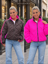 Carol con los dos lados de la chaqueta reversible marrón y rosa flúor