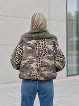 Chaqueta denim camuflaje y animal print con pelo verde — espalda