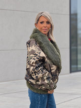 Chaqueta denim camuflaje y animal print con pelo verde — perfil