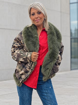 Chaqueta denim camuflaje y animal print con pelo verde — abierta