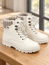 Botas Panamá blancas con cordones y cuello de punto sobre madera natural
