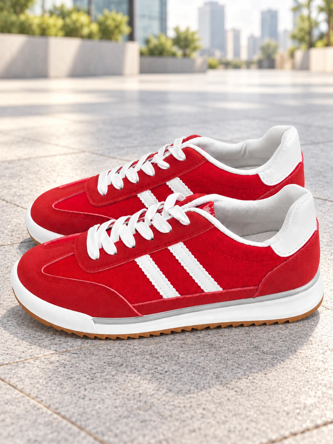 Zapatillas Red rojas y blancas sobre pavimento urbano claro