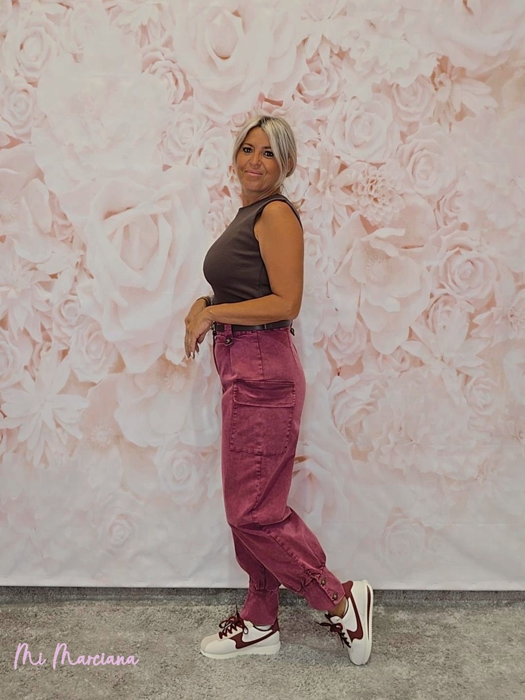 PANTALON CARGO LAVADO BAJO PUÑOS BURDEOS JOT - Mi Marciana