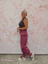 PANTALON CARGO LAVADO BAJO PUÑOS BURDEOS JOT - Mi Marciana