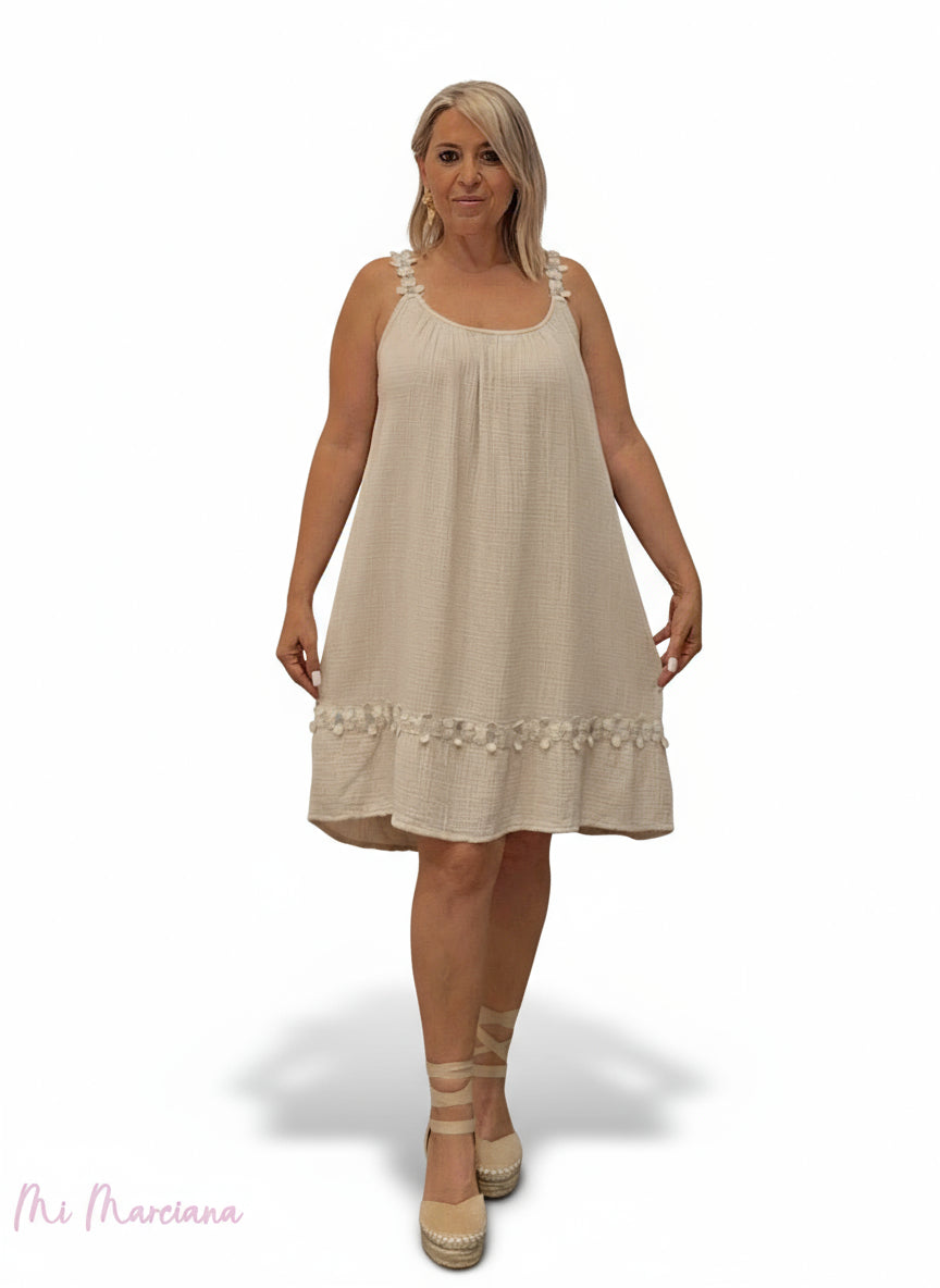 VESTIDO CORTO BÁMBULA TIRANTES FLOR BEIGE - Mi Marciana